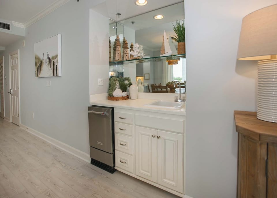 Wet bar with built in ice maker