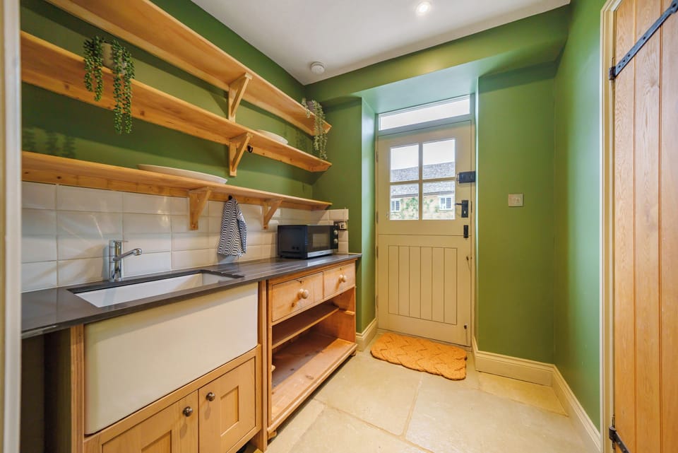 Cottage | Private kitchen | Fridge, dishwasher, electric kettle, toaster