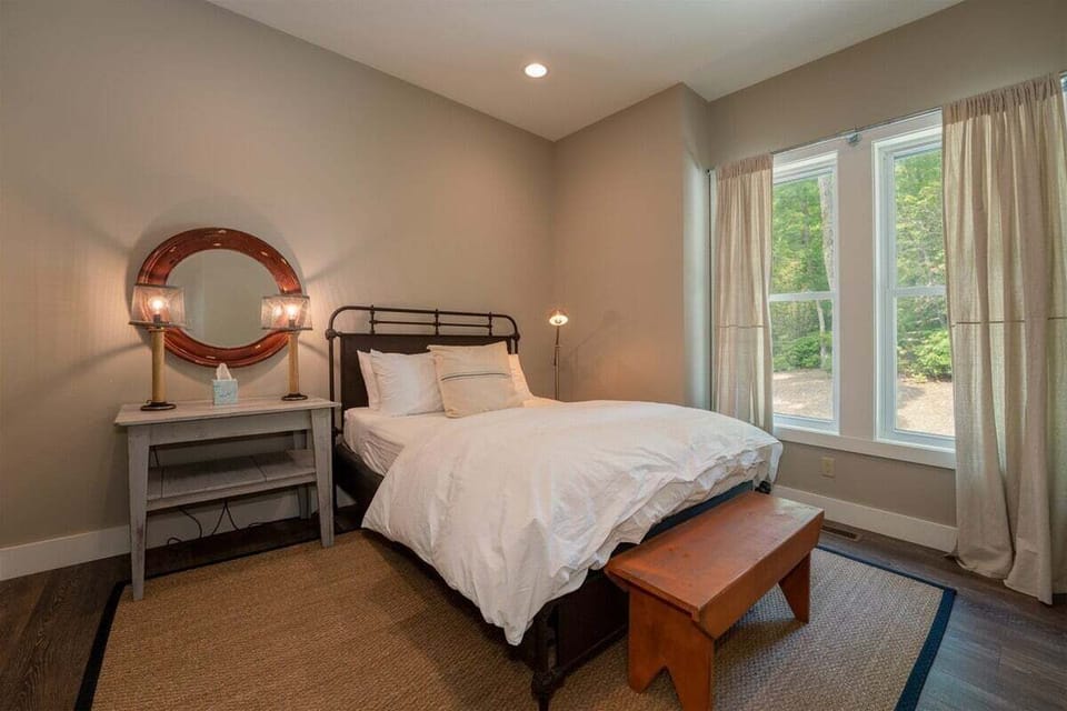 Bedroom 3 with Queen-Sized Bed