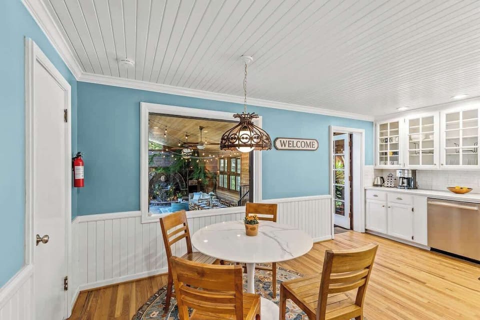 A Cheerful Dining Area for Shared Moments!
