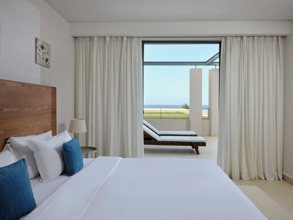 One Bedroom Suite Sea View | In-room safe, desk, blackout drapes, soundproofing