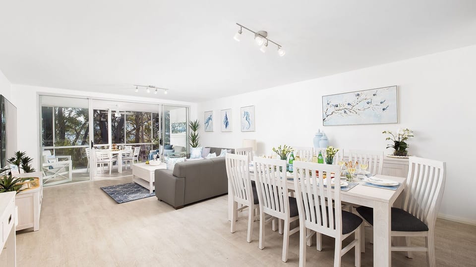 Belvedere Bayfront | Liunge room | Dining room | Smart TV | Wifi