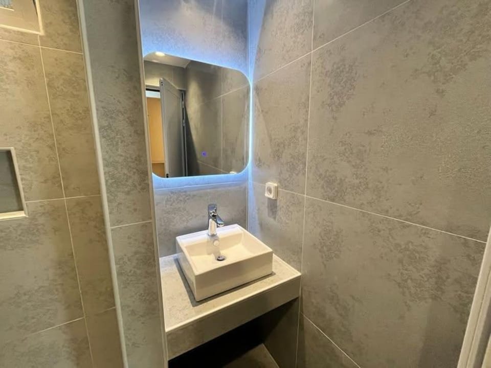 Double Twin Room | Bathroom | Shower, hair dryer, towels