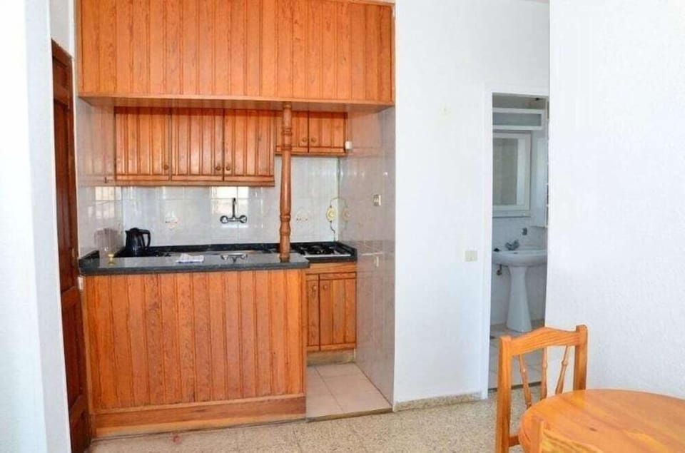 Full-size fridge, stovetop, cookware/dishes/utensils