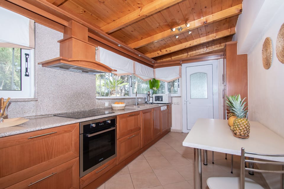 Basic Apartment | Private kitchen | Electric kettle, toaster, cookware/dishes/utensils