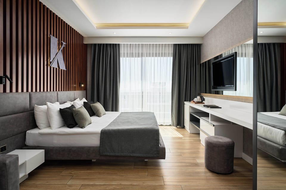 DELUXE FAMILY ROOM | Premium bedding, minibar, in-room safe, soundproofing