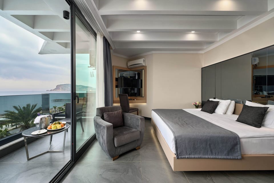Honeymoon Room | Premium bedding, minibar, in-room safe, soundproofing