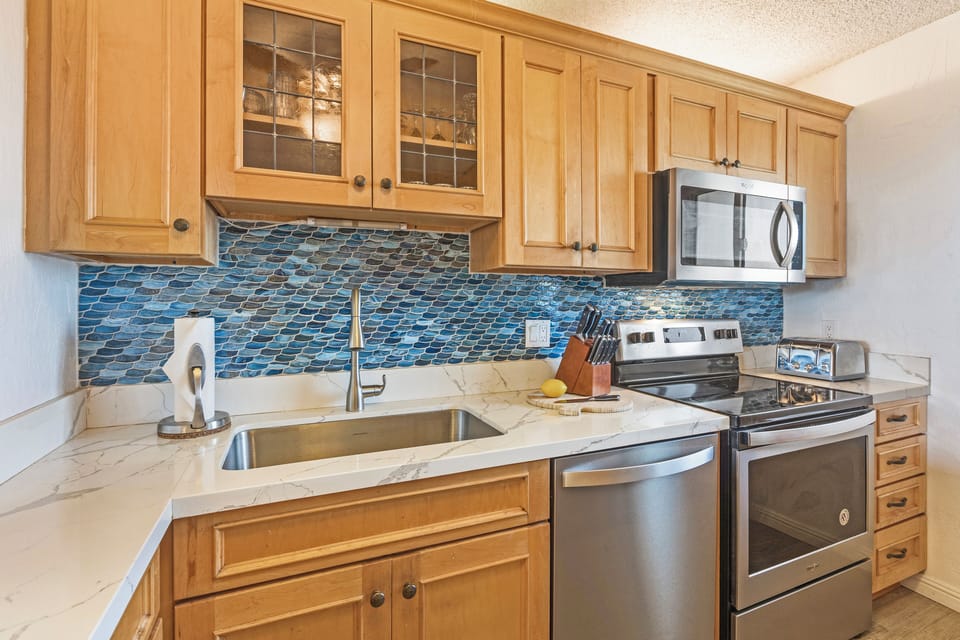 Tropical vibes in modern convenience blends seamlessly in this well-designed kitchen