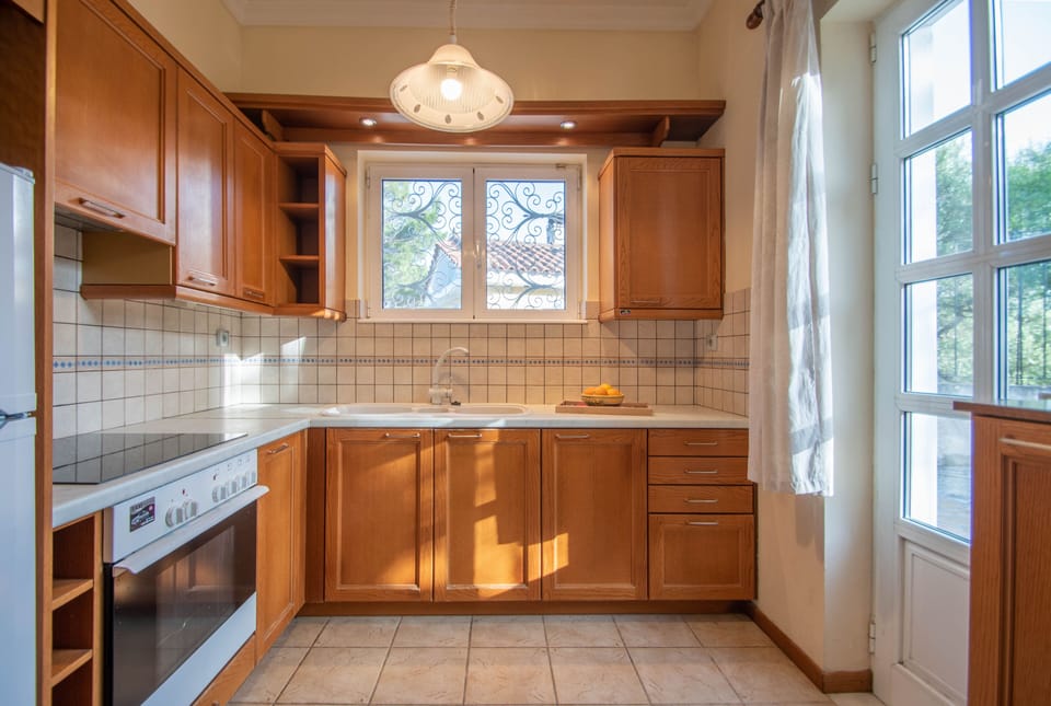 Dishwasher, electric kettle, toaster, cookware/dishes/utensils
