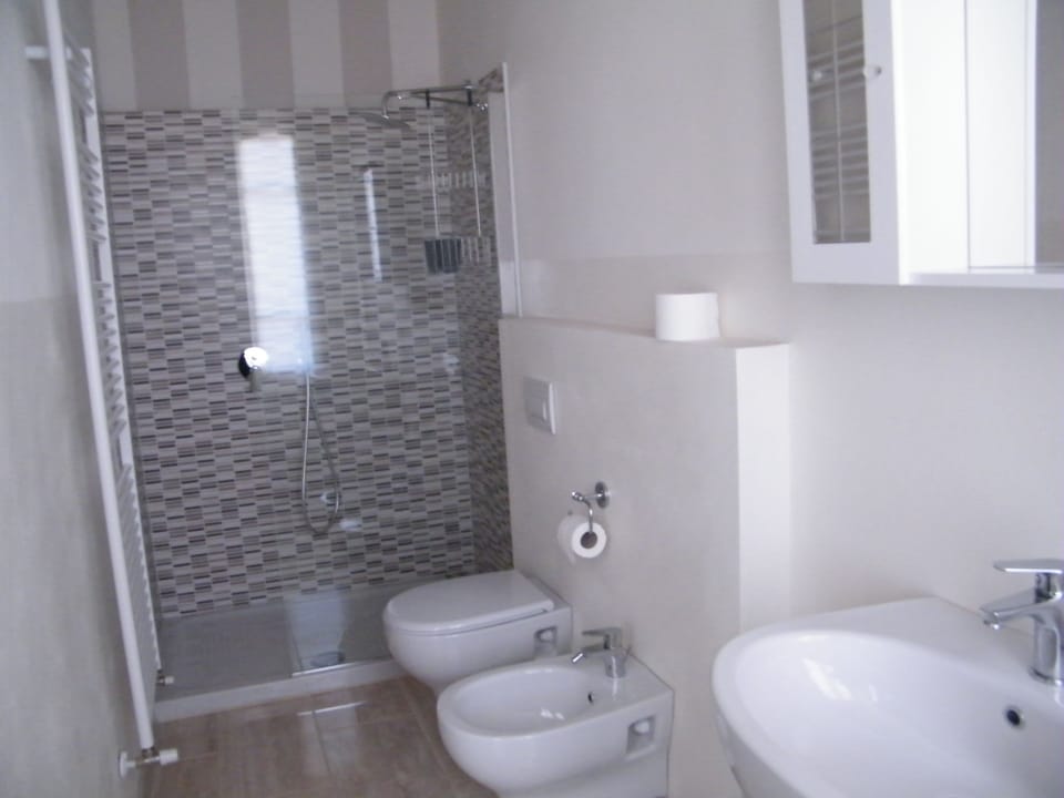 Deluxe Triple Room | Bathroom | Free toiletries, hair dryer, bidet