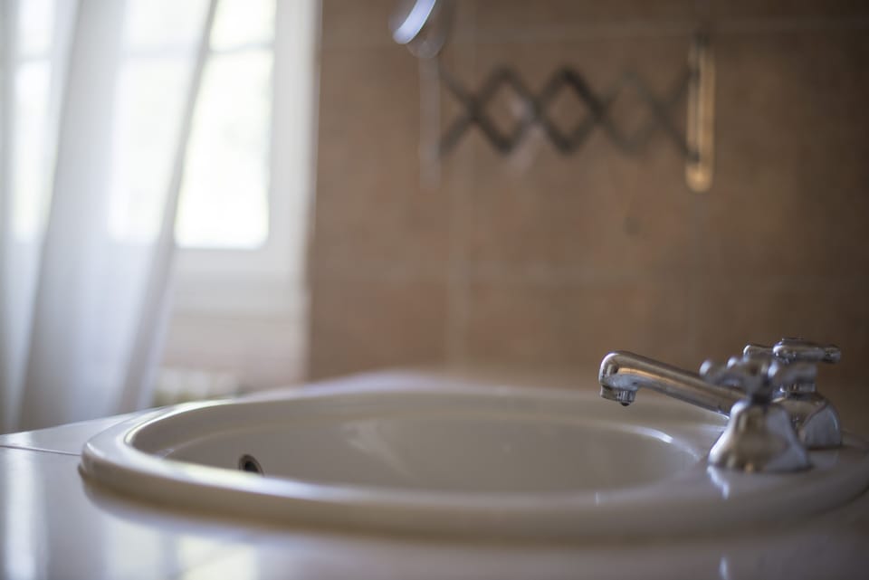 Comfort Double or Twin Room | Bathroom | Free toiletries, hair dryer, bidet