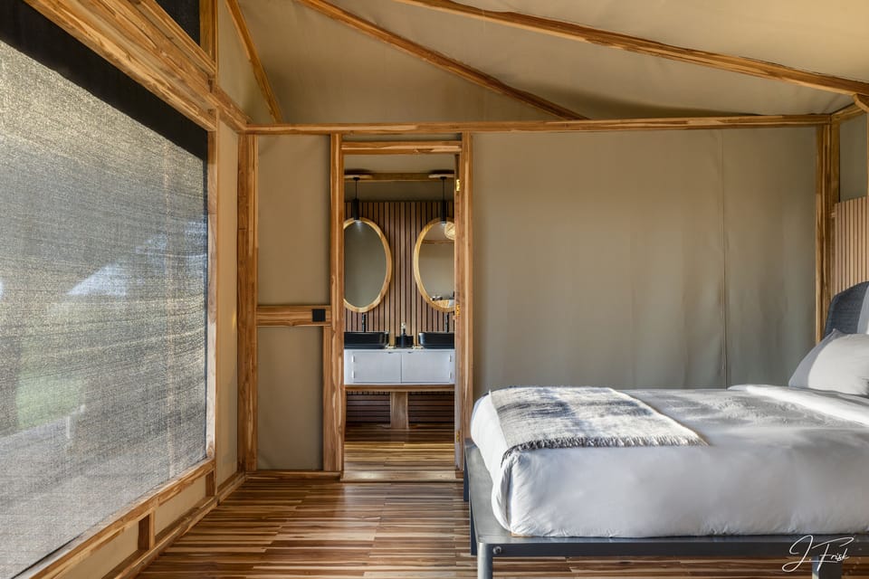Premium bedding, minibar, desk, free WiFi