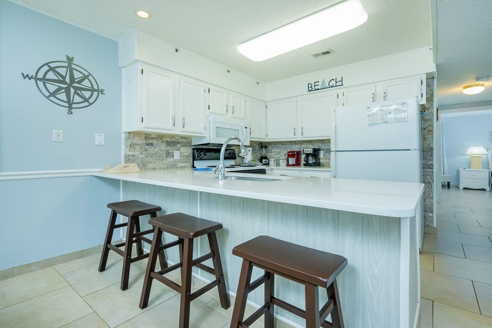 Condo, 2 Bedrooms | Private kitchen | Fridge, oven, coffee/tea maker