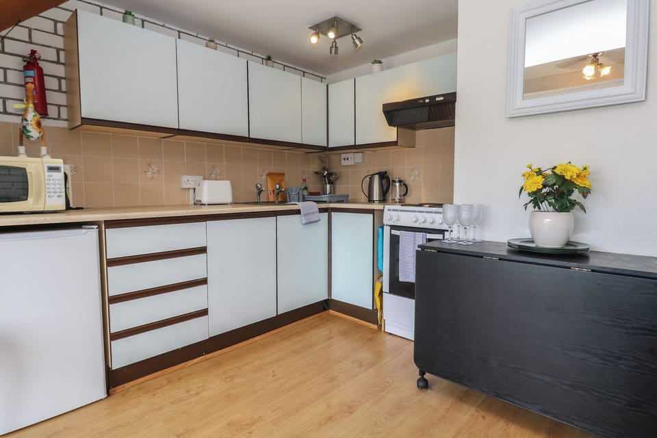 Cottage | Private kitchen | Fridge, electric kettle, toaster, cookware/dishes/utensils