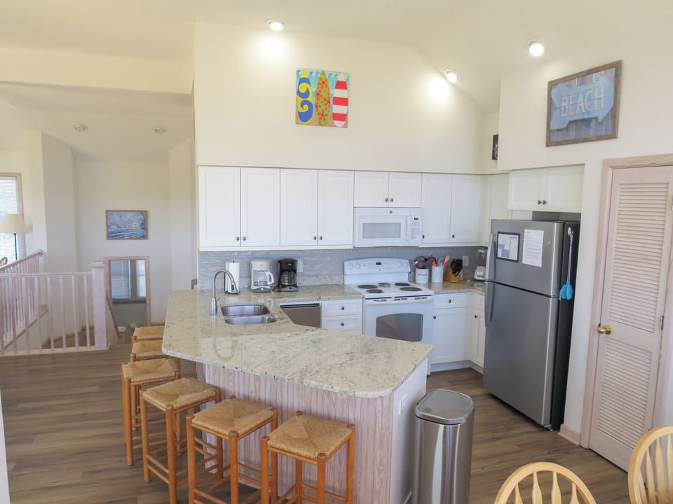 Kitchen and breakfast bar - Stainless appliances, beautiful granite and bright windows this kitchen has it all.