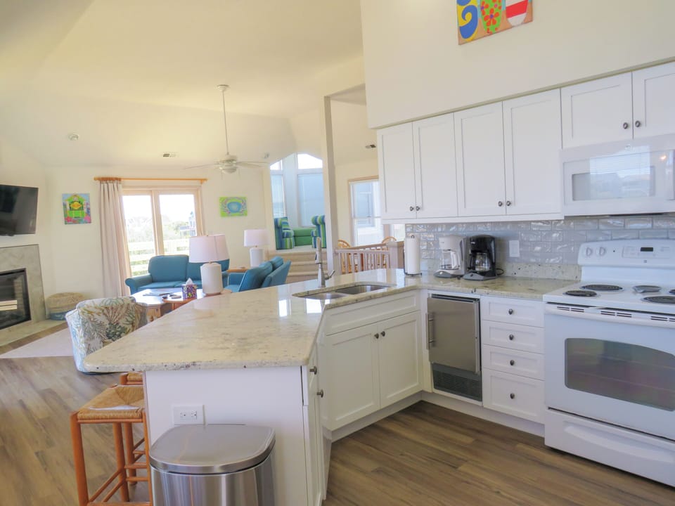 Kitchen and breakfast bar - Stainless appliances, beautiful granite and bright windows this kitchen has it all.