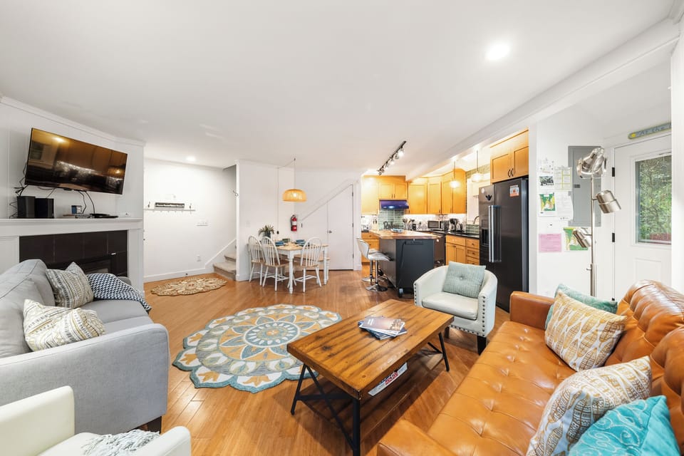 The open living area allows everyone to gather while eating, cooking and relaxing. With Gas Fireplace, sleeper sofa, Wifi, ROKU streaming TV, Kitchen and Dining area.