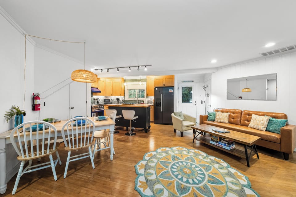 Relax by the Gas Fireplace, Wifi, ROKU streaming TV, Kitchen and Dining area. European sleeper sofa