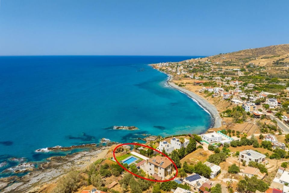 Aerial view showing location of Villa Beach Heaven