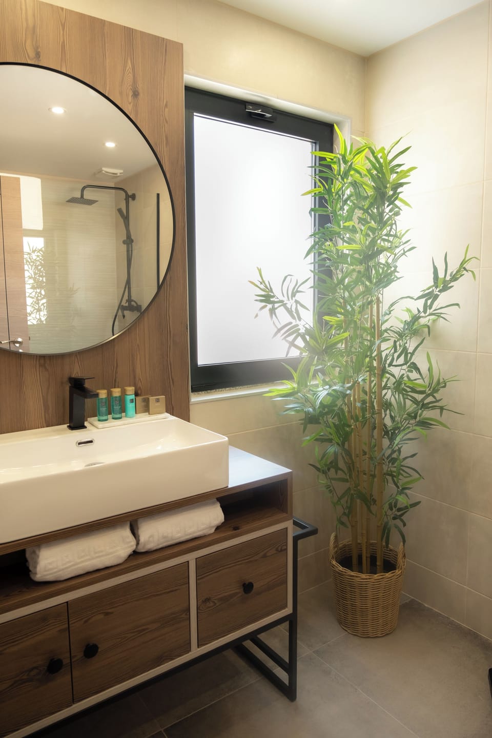 Standard Room | Minibar, in-room safe, desk, blackout drapes