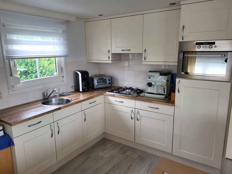 The kitchen of Beach Resort Nieuwvliet Bad 206 - EEZZ