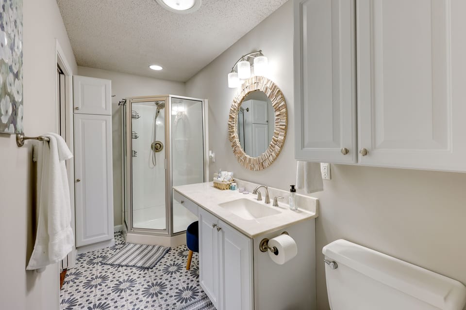 Full Bathroom | Complimentary Toiletries