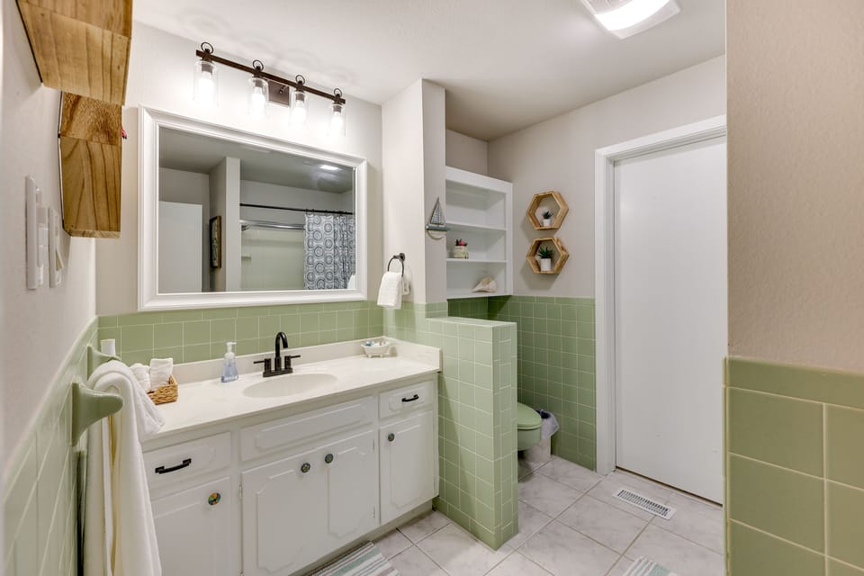 Full Bathroom | Shower | Towels Provided