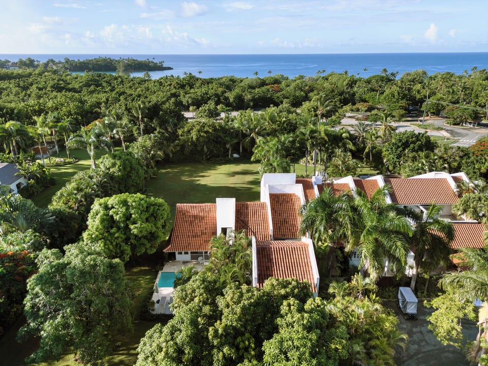 Large private garden and private pool ~1 min walk from Minitas Beach