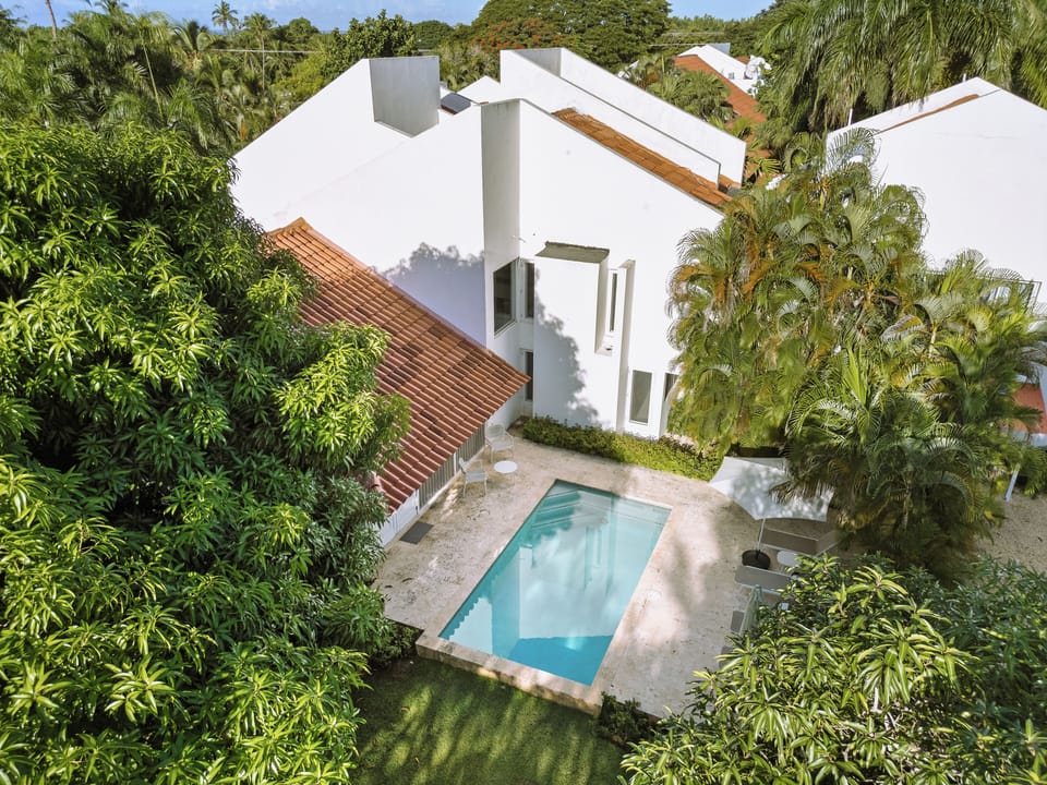 Private pool and garden 1 min walk from beach