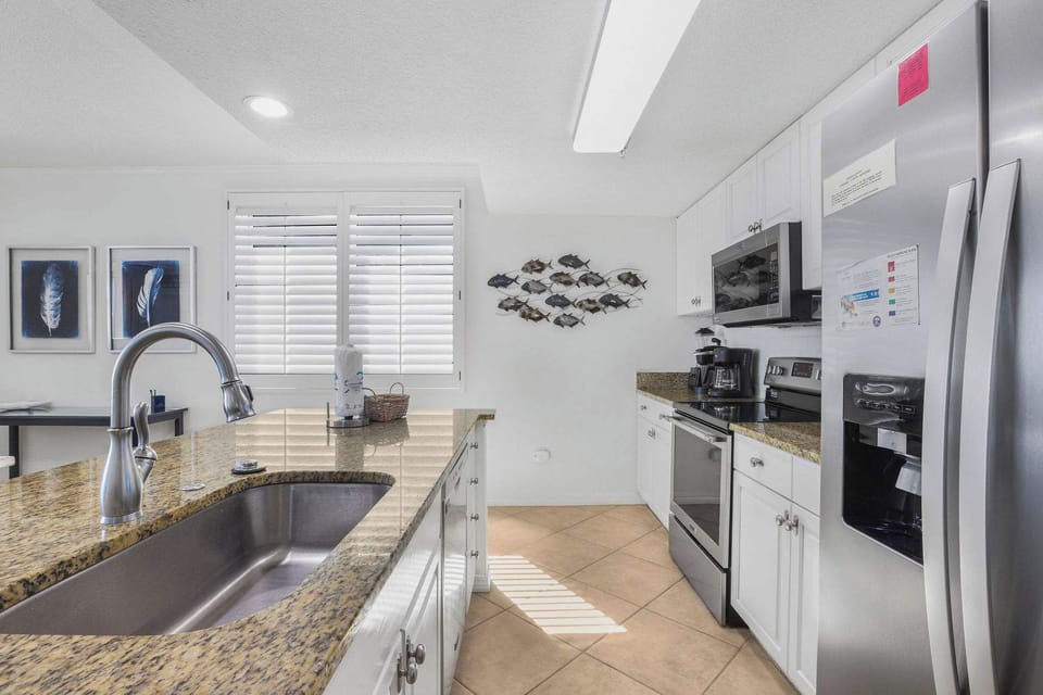 Kitchen with Breakfast Bar and Seating 