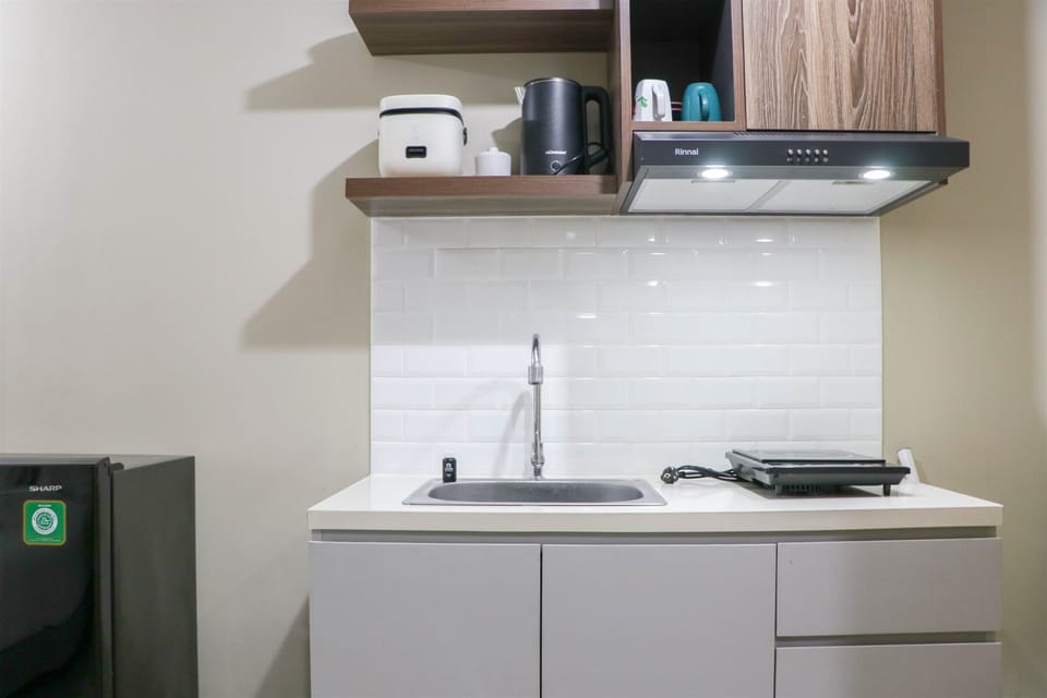 Deluxe Apartment | Private kitchen | Full-size fridge, stovetop, rice cooker, cookware/dishes/utensils