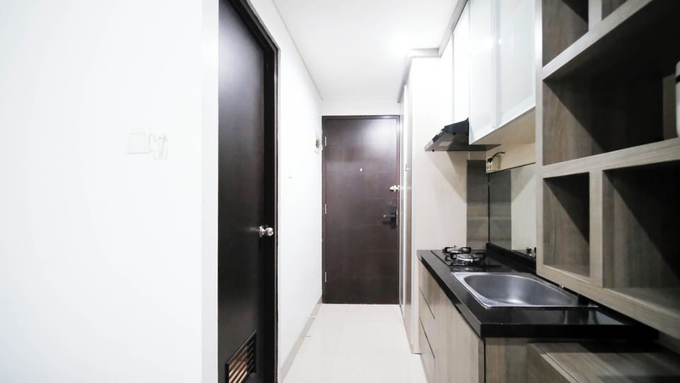 Deluxe Apartment | Private kitchen | Stovetop, rice cooker, cookware/dishes/utensils