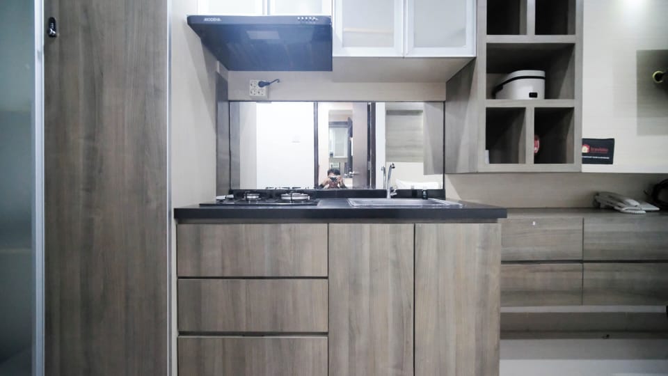 Deluxe Apartment | Private kitchen | Stovetop, rice cooker, cookware/dishes/utensils