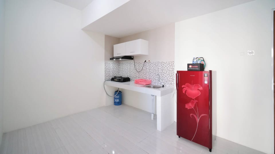 Deluxe Apartment | Private kitchen | Full-size fridge, stovetop, rice cooker, cookware/dishes/utensils