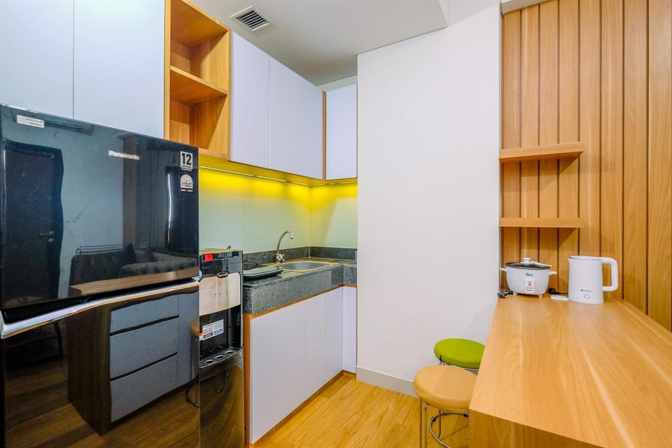 Deluxe Apartment | Private kitchen | Full-size fridge, microwave, stovetop, rice cooker