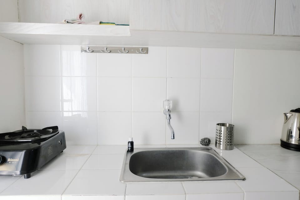 Deluxe Apartment | Private kitchen | Full-size fridge, stovetop, rice cooker, cookware/dishes/utensils