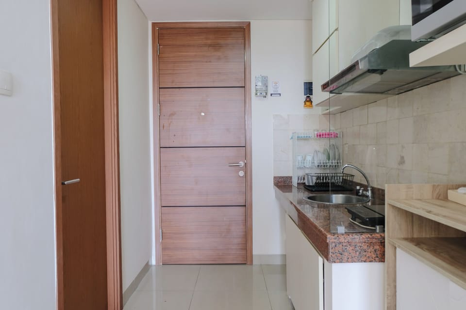 Deluxe Apartment | Private kitchen | Full-size fridge, stovetop, rice cooker, cookware/dishes/utensils