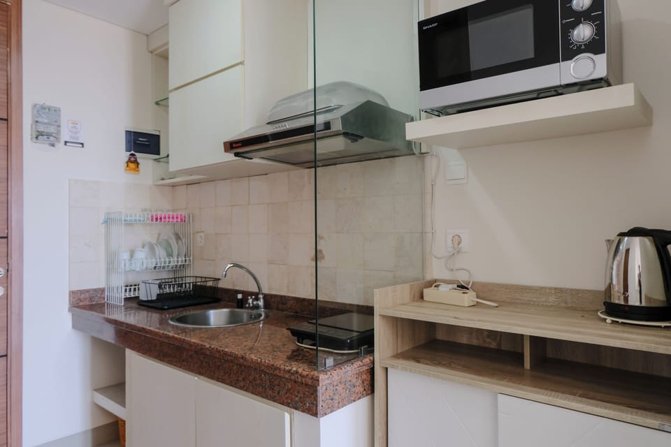 Deluxe Apartment | Private kitchen | Full-size fridge, stovetop, rice cooker, cookware/dishes/utensils