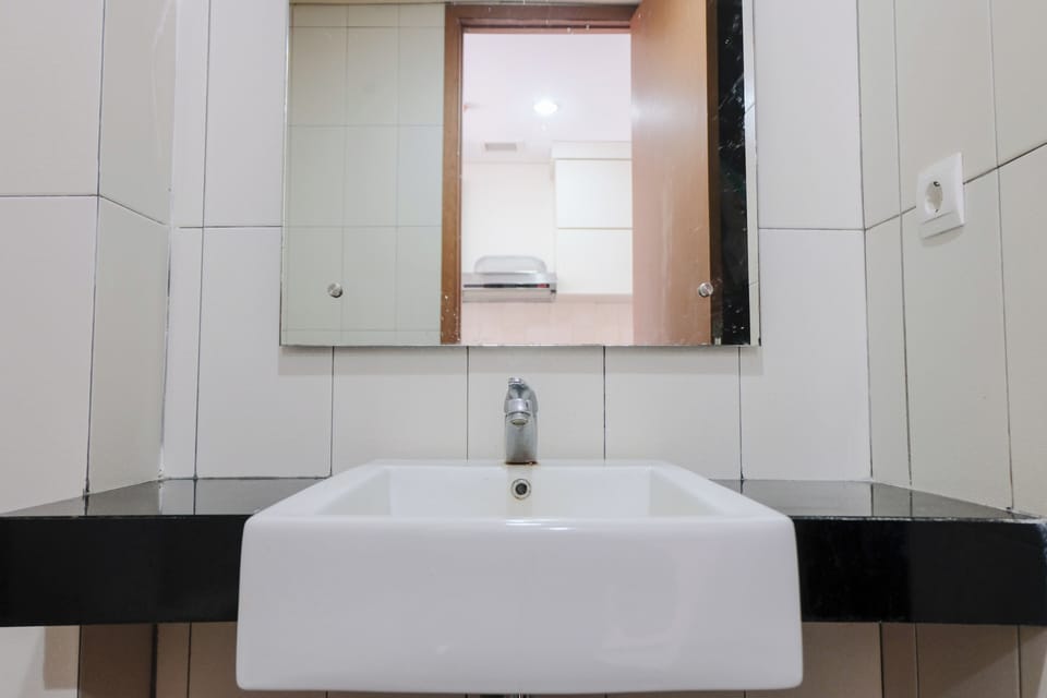 Deluxe Apartment | Bathroom | Shower, towels, shampoo