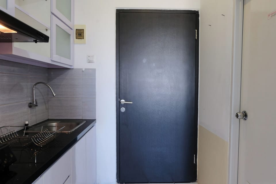 Deluxe Apartment | Private kitchen | Full-size fridge, stovetop, rice cooker, cookware/dishes/utensils