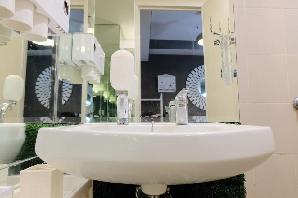 Deluxe Apartment | Bathroom | Shower, towels, shampoo