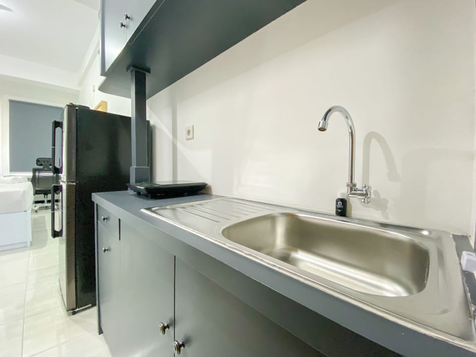 Deluxe Apartment | Private kitchen | Full-size fridge, stovetop, rice cooker, cookware/dishes/utensils