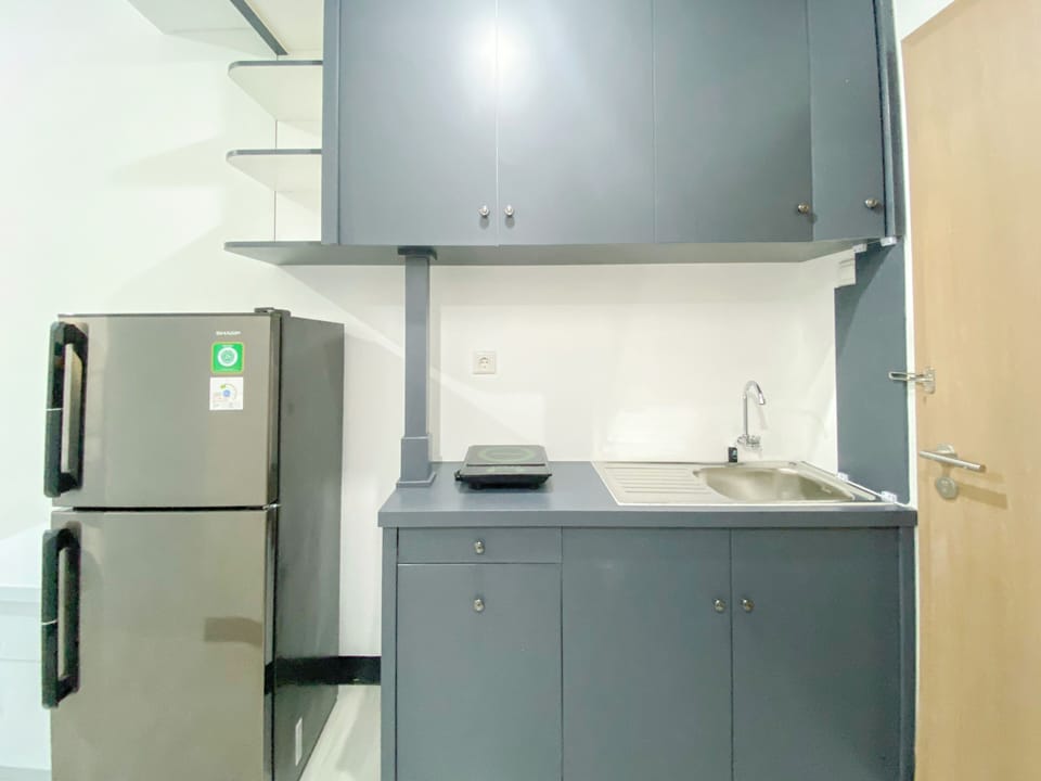 Deluxe Apartment | Private kitchen | Full-size fridge, stovetop, rice cooker, cookware/dishes/utensils