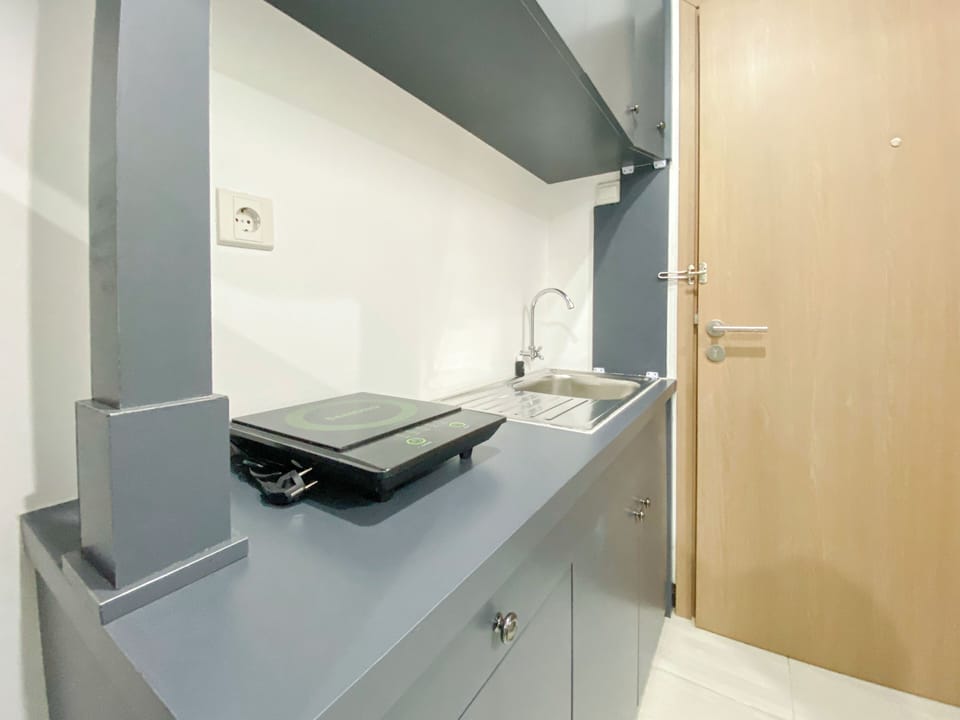 Deluxe Apartment | Private kitchen | Full-size fridge, stovetop, rice cooker, cookware/dishes/utensils