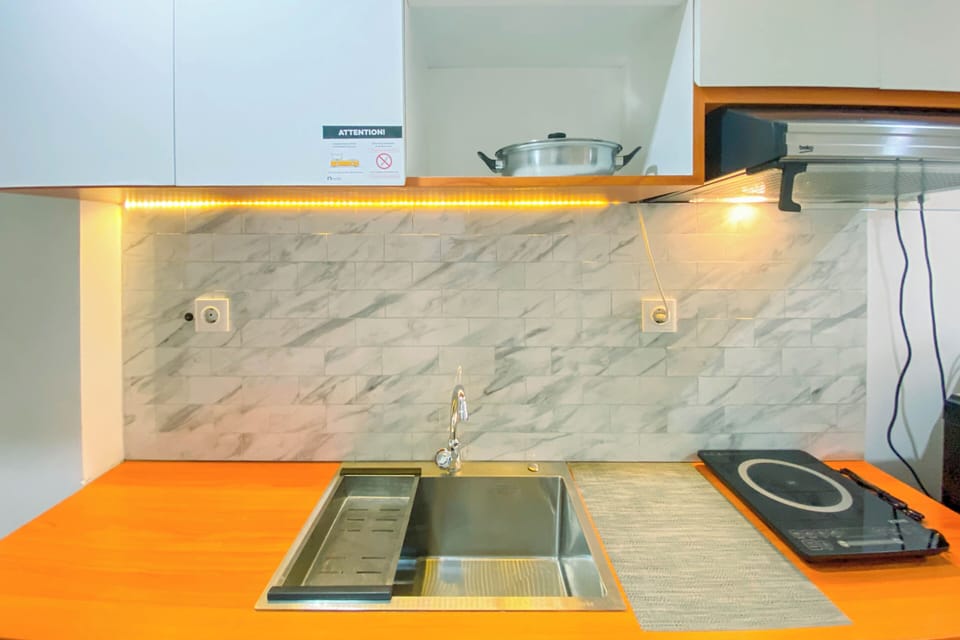 Deluxe Apartment | Private kitchen | Full-size fridge, stovetop, rice cooker, cookware/dishes/utensils