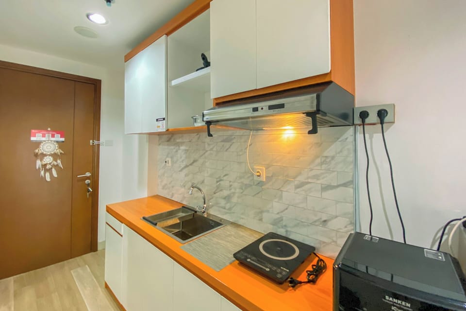 Deluxe Apartment | Private kitchen | Full-size fridge, stovetop, rice cooker, cookware/dishes/utensils