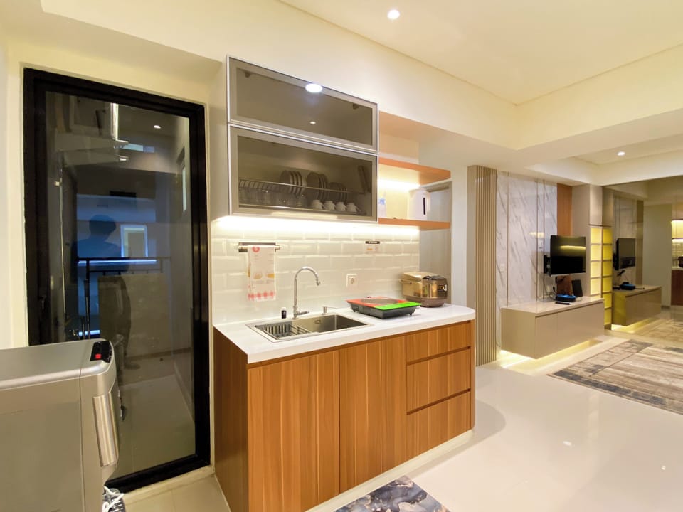 Deluxe Apartment | Private kitchen | Full-size fridge, stovetop, rice cooker, cookware/dishes/utensils