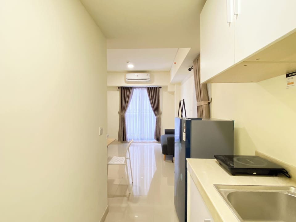 Deluxe Apartment | Private kitchen | Full-size fridge, stovetop, rice cooker, cookware/dishes/utensils