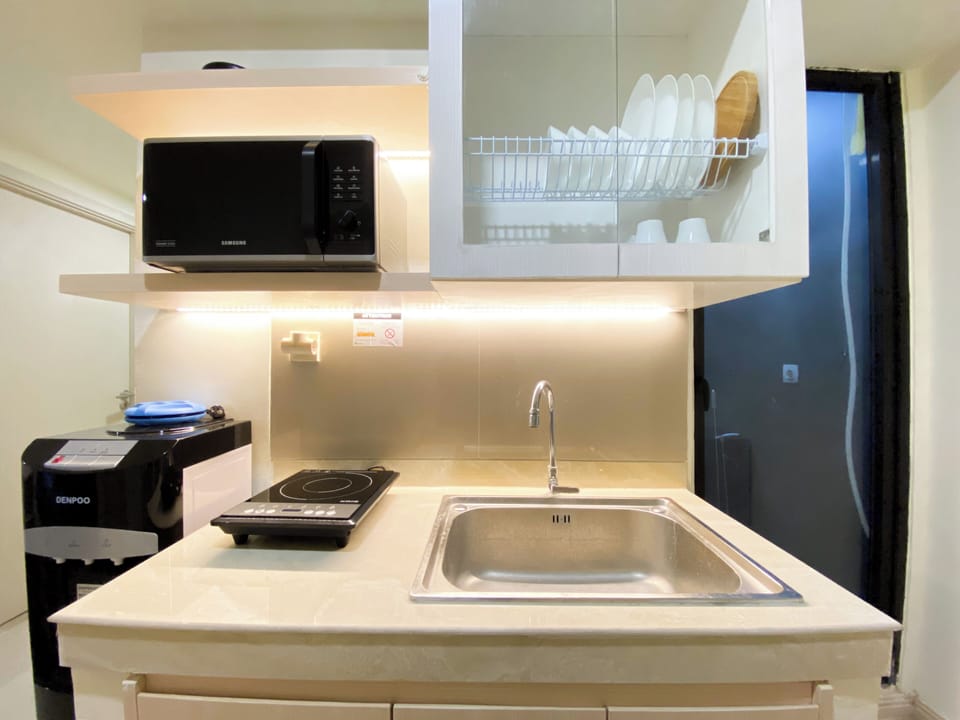 Deluxe Apartment | Private kitchen | Full-size fridge, microwave, stovetop, rice cooker
