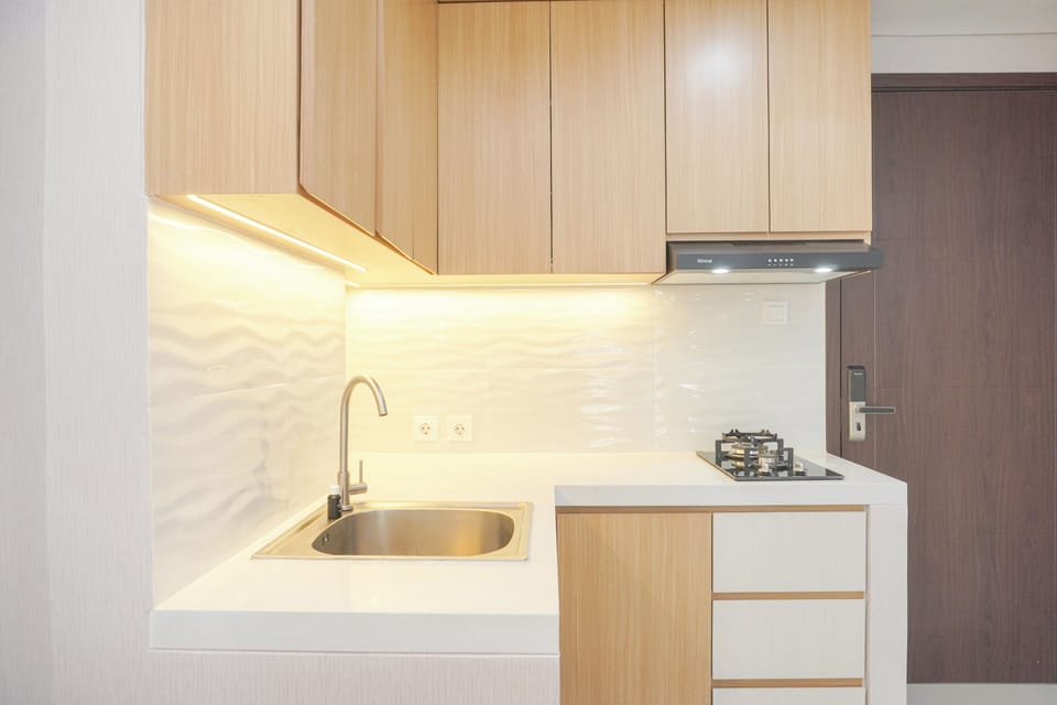 Deluxe Apartment | Private kitchen | Full-size fridge, stovetop, rice cooker, cookware/dishes/utensils